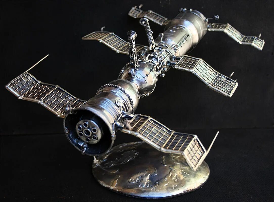 Модель 7 т. Союз т-7 космический корабль. Союз т 13 с орбитальной станцией салют 7. Союз т-12 космический корабль. Союз т-13 стыковка с салют-7.