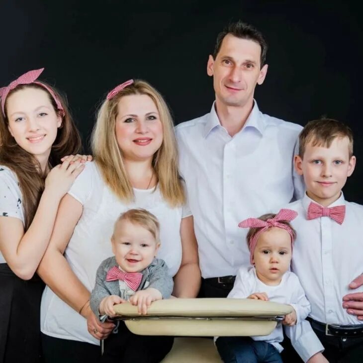 Семейное фото на выборах. Семья с пятью детьми. Семейная фотосессия. Семейная фотосессия 7 человек. Фотосессия семьи 6 человек.