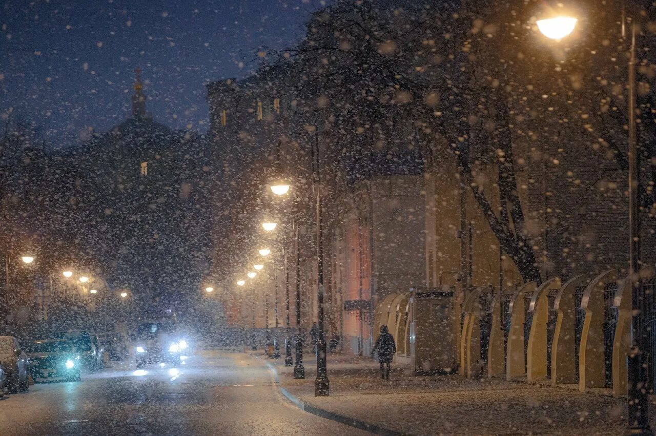 Город снег вечер. Зимний город. Снегопад. Ночной снегопад в Москве. Зимняя ночь в городе.