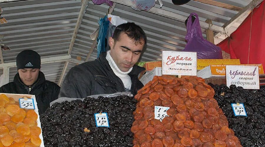 Где можно купить краснодар. Насвай на рынке. Насвай на базаре. Рынок с насваем. Таджик торгует сухофрукты.