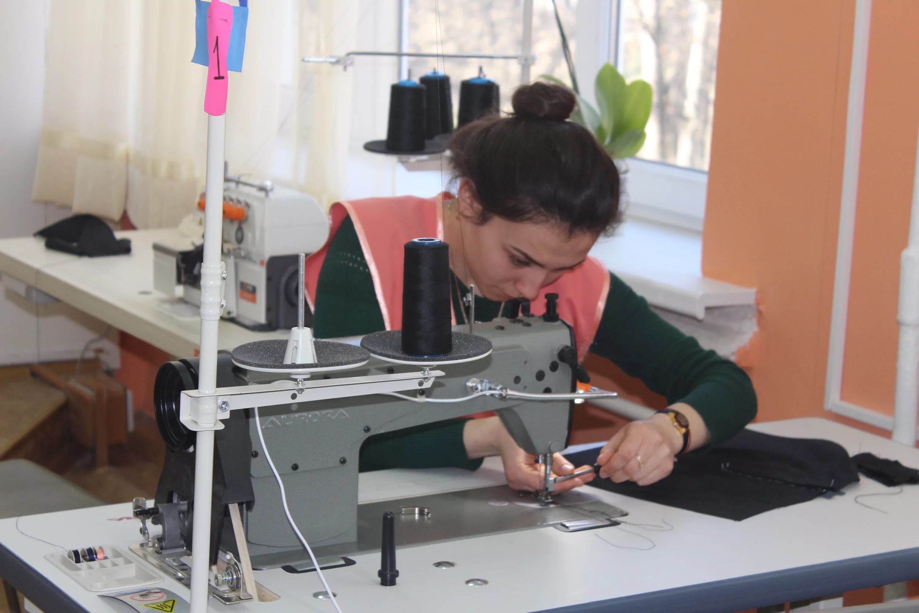 Швея закройщица. Профессия закройщик. Профессия закройщик. Раскройщик одежды. Закройщик.