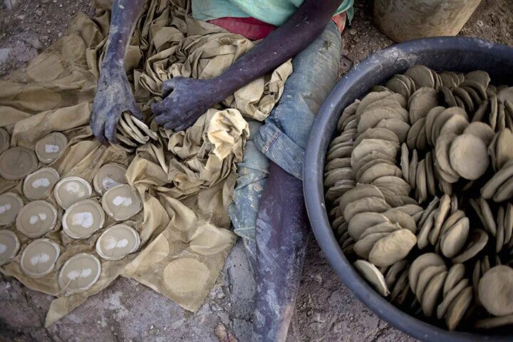 Где едят людей страна. Лепешки из грязи на Гаити. Глиняные лепешки на Гаити. На Гаити едят лепешки из грязи. Глиняные лепешки.