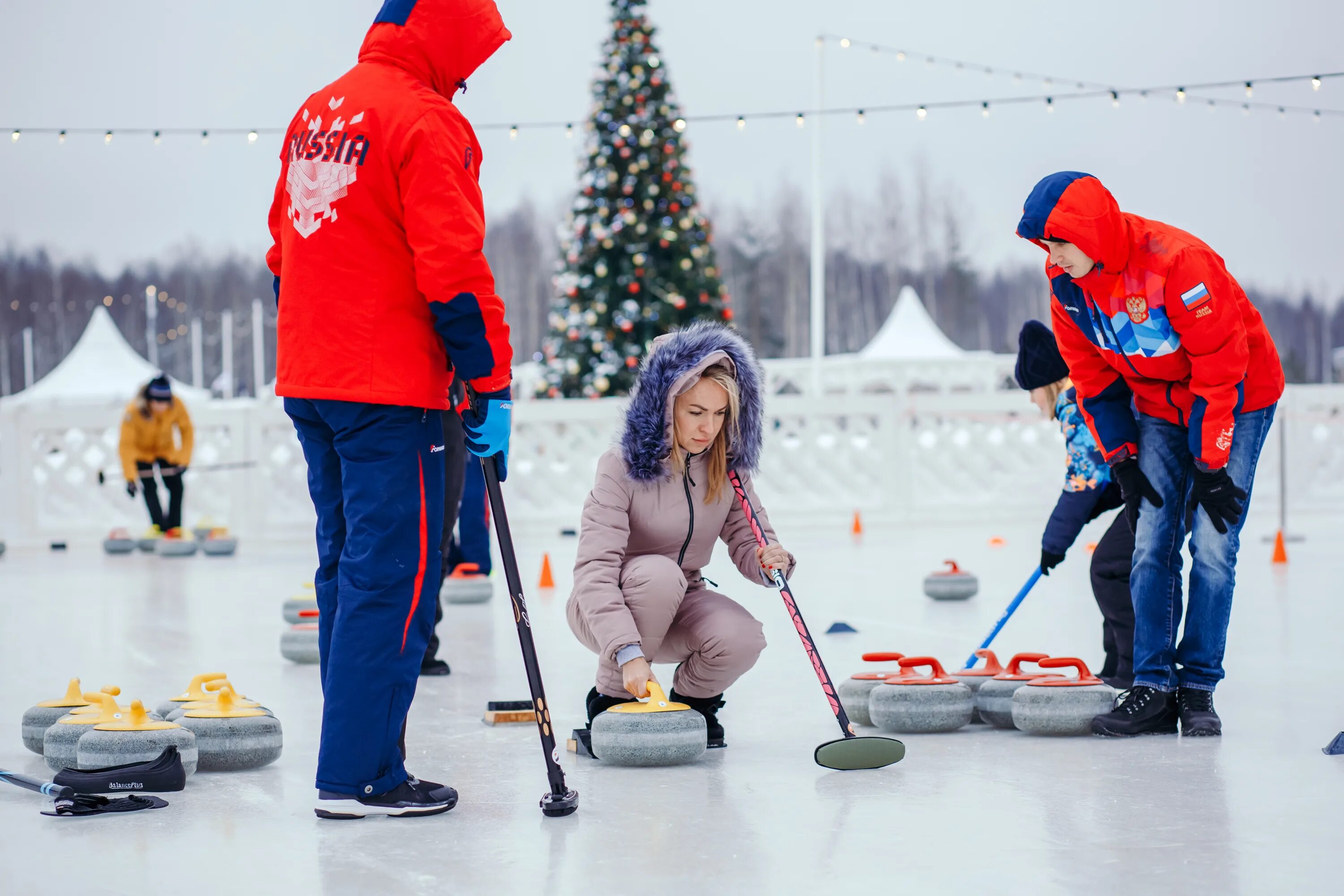 Рождественский керлинг. Кёрлинг в москве на новый год на улице. Путешествие в рождество керлинг. Дети и керлинг рождество. Кёрлинг.