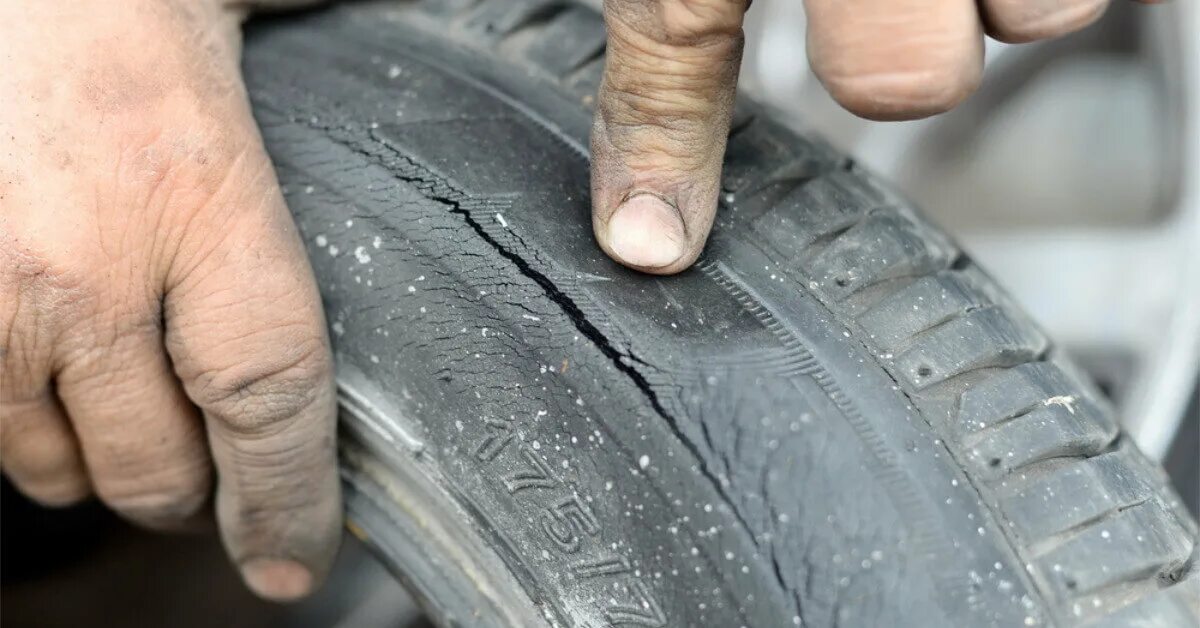Почему резина автомобиля. Растрескивание резины. Трещины на колесах. Трещины на шинах. Потрескалась резина на колесах.