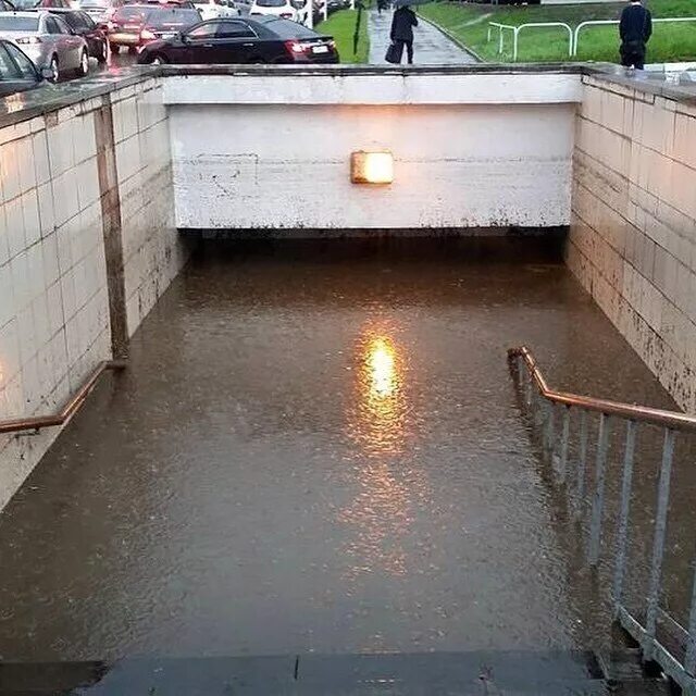 Включи станцию дождь. Метро затопило. Затопленное метро в Москве. Потоп в метро. Потоп в метро в Москве.