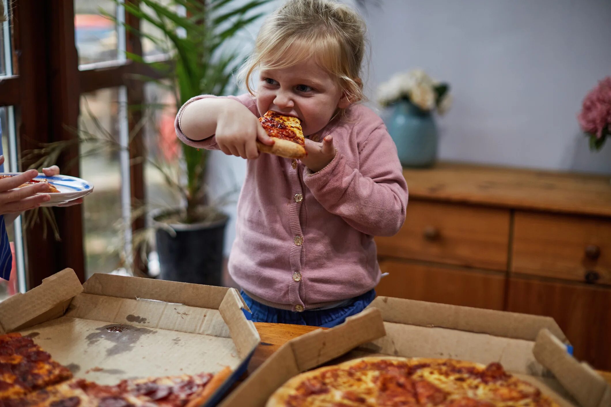 Первую половину дня кушать. Дети едят пиццу. Пицца для детей. Вредная еда для детей. Ребенок кушает.