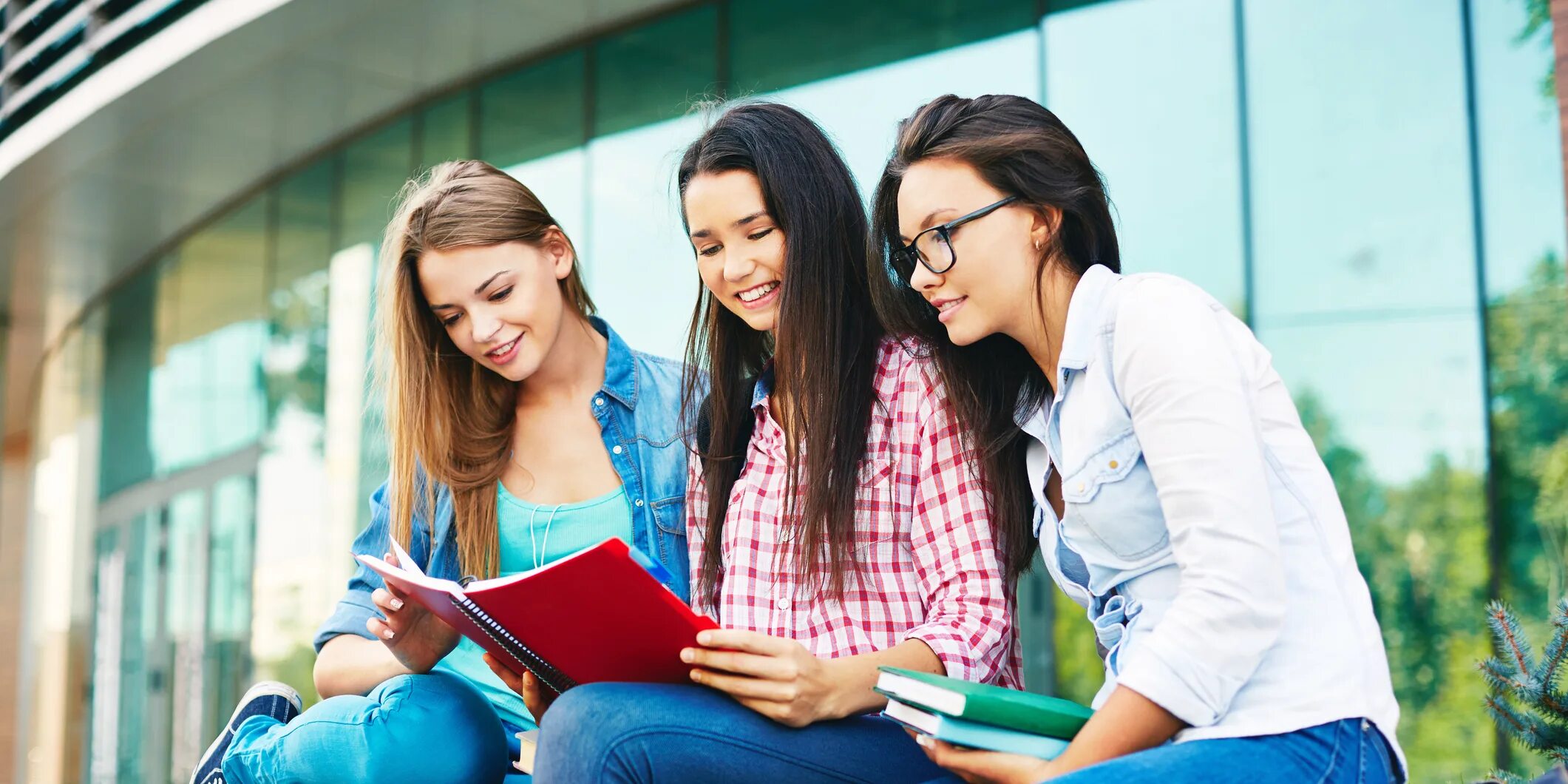 Первые студенты читать. Together at school. Первые студенты читать. Студент в библиотеке стоковое. English books for teenagers.