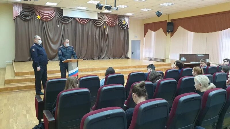 Омвд лобня. Сотрудник полиции. Сотрудница полиции. Омвд лобня. Лобненская 34 омвд.