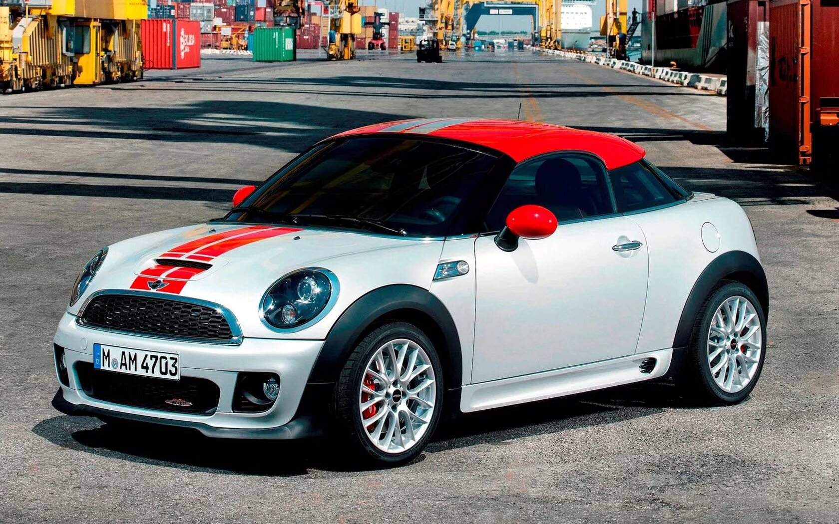 Mini cooper 1.6. Мини Купер. Мини Купер красный с белой крышей. Мини Купер с красной крышей. Спорткар мини Купер.