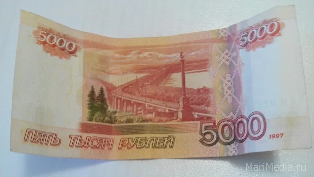 Пять тысяч рублей. Фальшивые купюры. Деньги 5000 рублей.