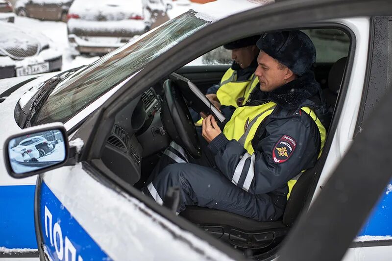 Гаишники в Москве патруль остановили машину Ауди. Беседа мужчин на дороге. Нападение на сотрудника ГИБДД Краснотуранск. Остановили сотрудники ГИБДД видео.