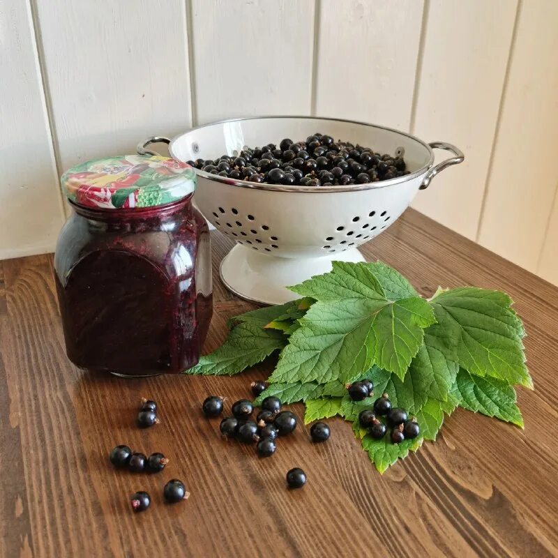 Смородиновый джем на зиму из черной смородины. Варенье из чёрной смородины на зиму. Ягоды красная смородина желе. Черная смородина в тазике. Приготовление смородины.