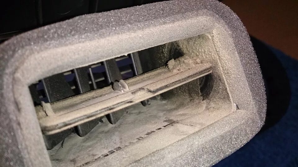 Почему в салоне пыль. Очистка воздуховодов автомобиля. пыль в воздуховоде. пыль в корпусе воздухофильтра автомобиля. белая пыль в салоне автомобиля.