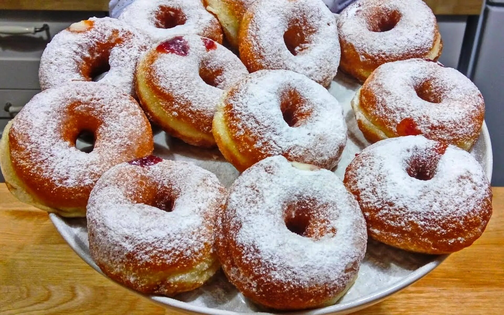 Вкусное тесто для пончиков. Пончики с сахарной пудрой. Пончики с сахарной пудрой домашние.