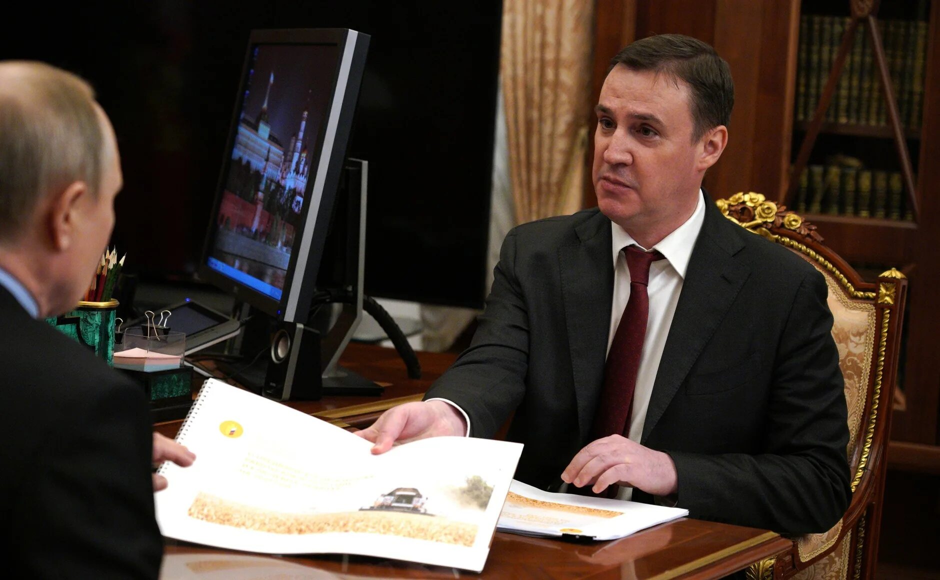 Преемник, юмор. Смерть шуйского. Наташа макэлхоун корона сериал. Преемник видящих. Наследник путина.