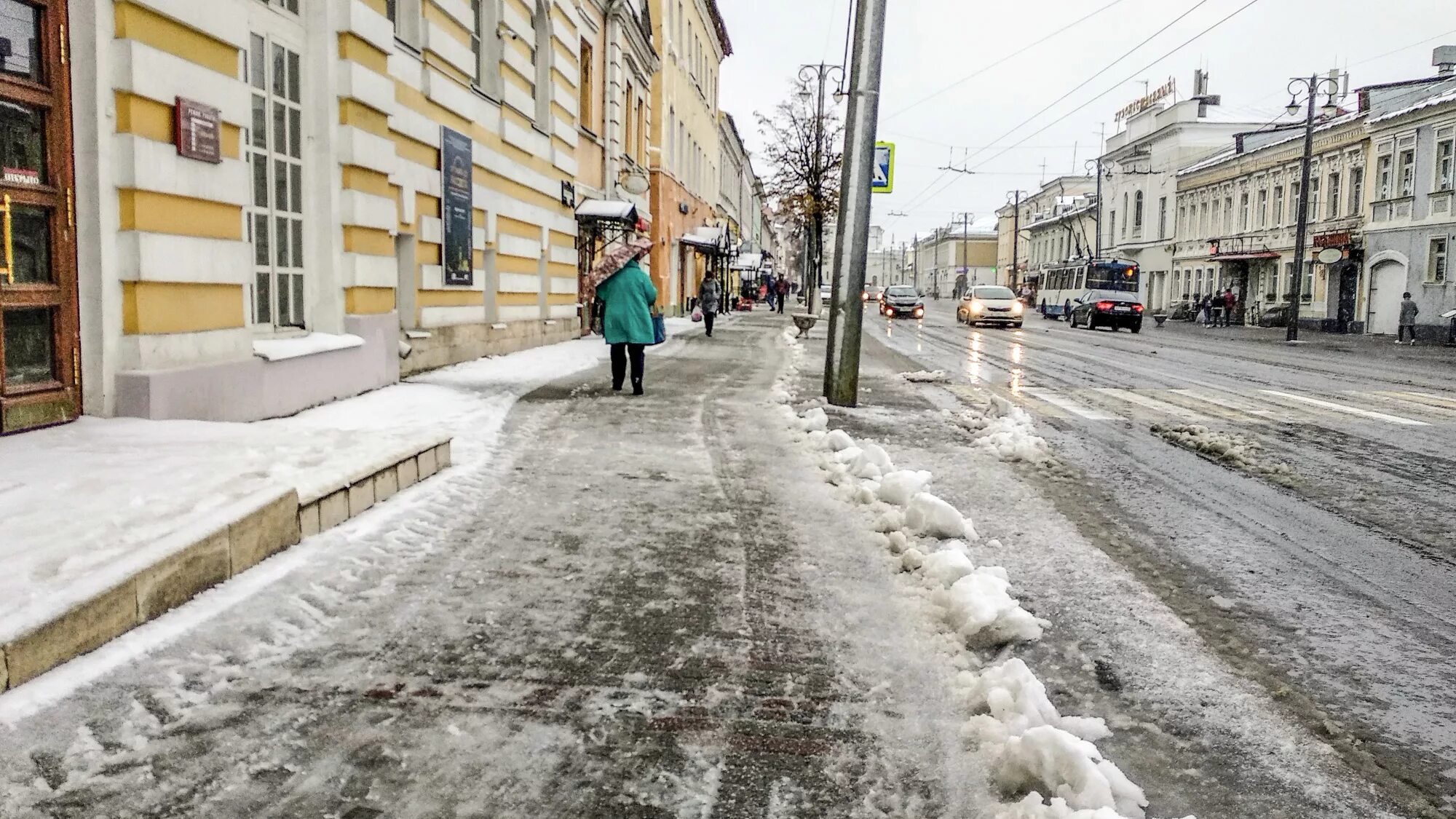 Зимний тротуар. Снег на тротуаре. Заснеженный тротуар. Первый снег в городе.