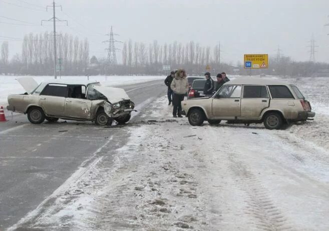 Дураки на дорогах октябрьский. Аварии зимой ВАЗ 2107 белая. Авария ВАЗ 2105 белая зима.