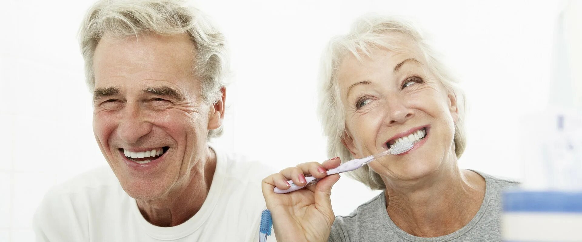 Зубы для пенсионеров. Красивая улыбка. Пожилая женщина в стоматологии. Пожилая женщина улыбается. Пожилые люди с красивыми зубами.