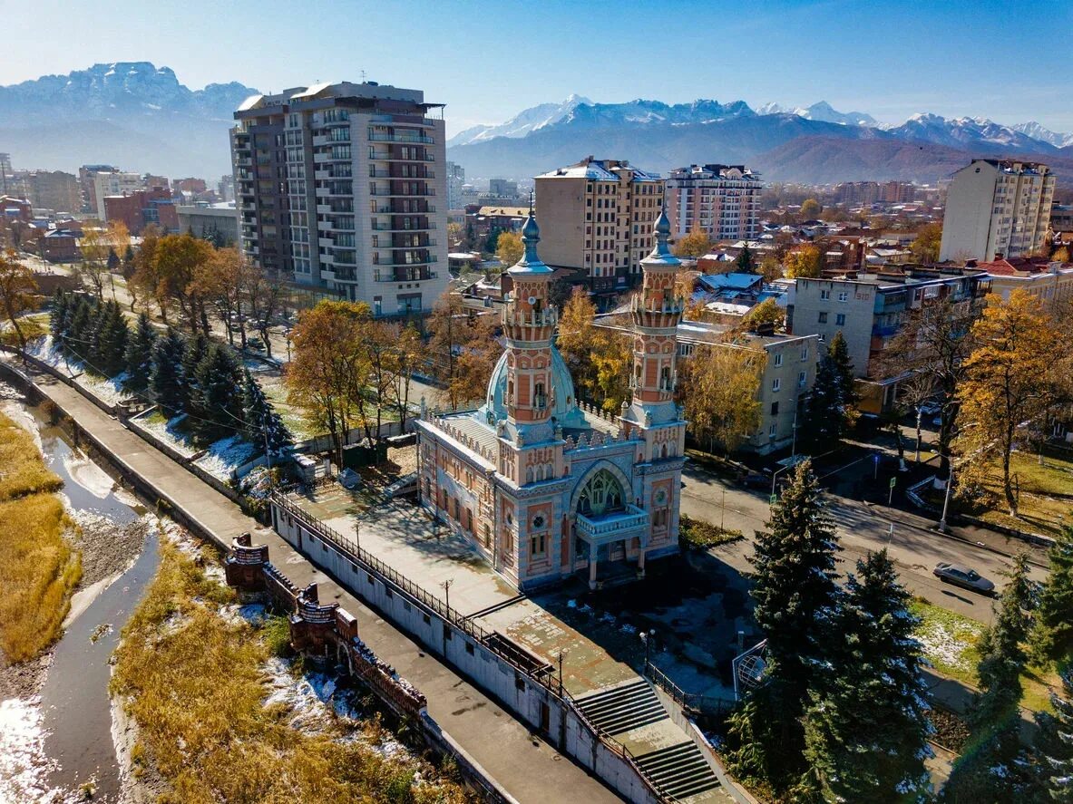 Столовая гора владикавказ. Город владикавказ северная осетия. Памятник исса плиеву. Суннитская мечеть владикавказ. Памятник генералу плиеву.