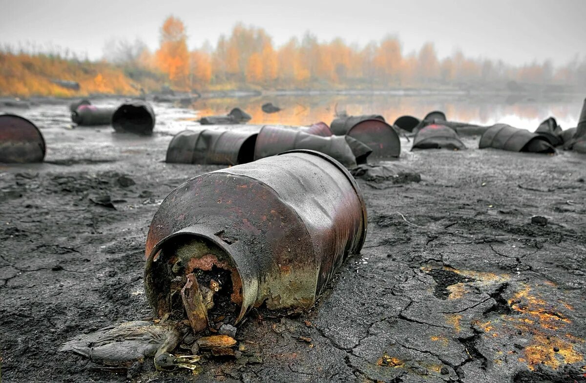 Заводы загрязняют воду. Химическое загрязнение. Загрязнениеоружающей среды. Загрязнение природы. Промышленные отходы.