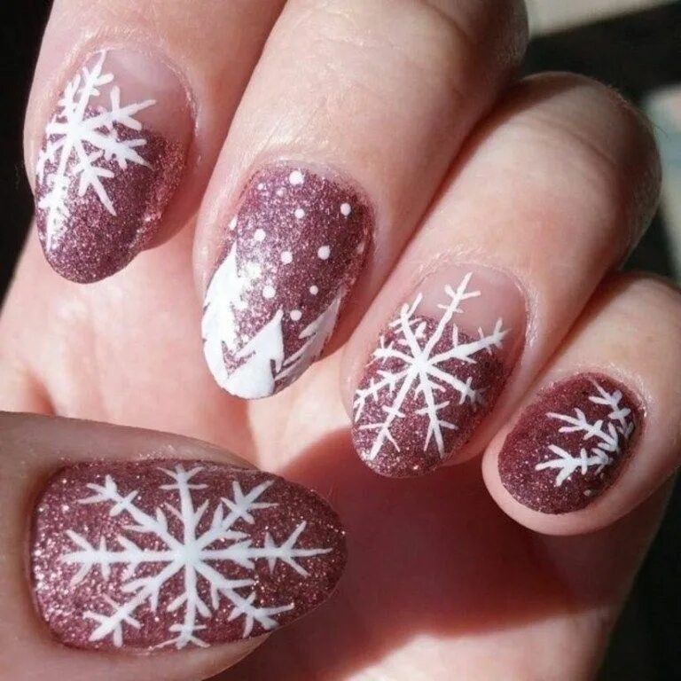 дизайн ногтей 2023 со снежинками. новогодний маникюр синий со снежинками. дизайн ногтей 2023 со снежинками. французский маникюр со снежинками. снежинки на ногтях.