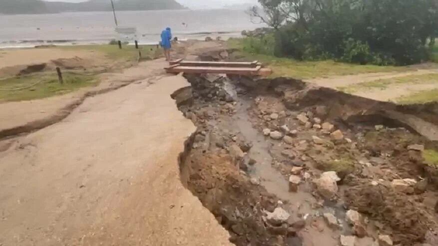 Размыло путь. Размытая дорога. Огромная яма. Насыпь дороги обвалилась. Дороги в Приморье размыло.