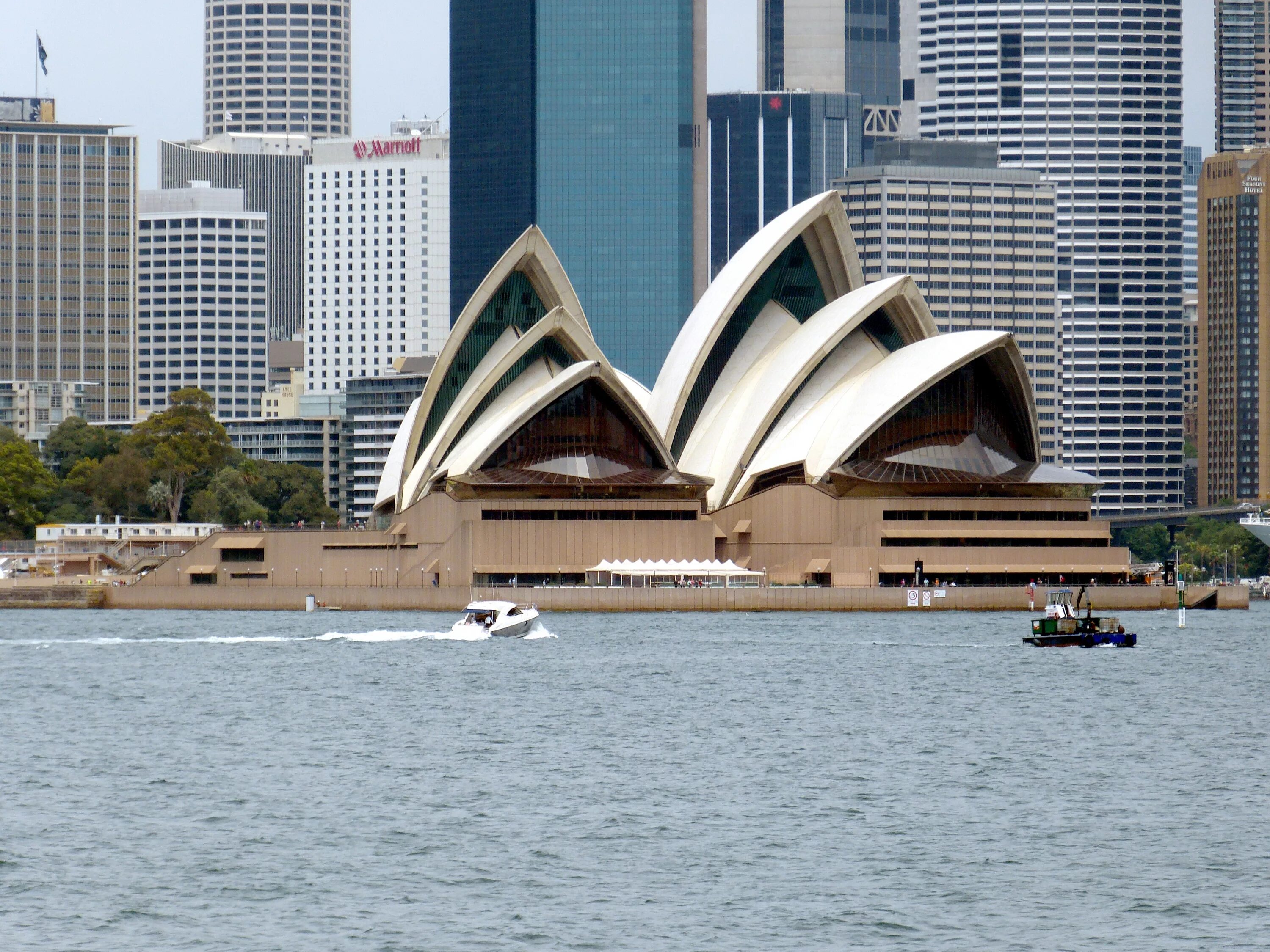 Какие есть известные здания. Оперный театр в Сиднее. Австралийский архитектура Сиднейский театр. Оперный театр в Сиднее Архитектор. Сидней Австралия Downtown.