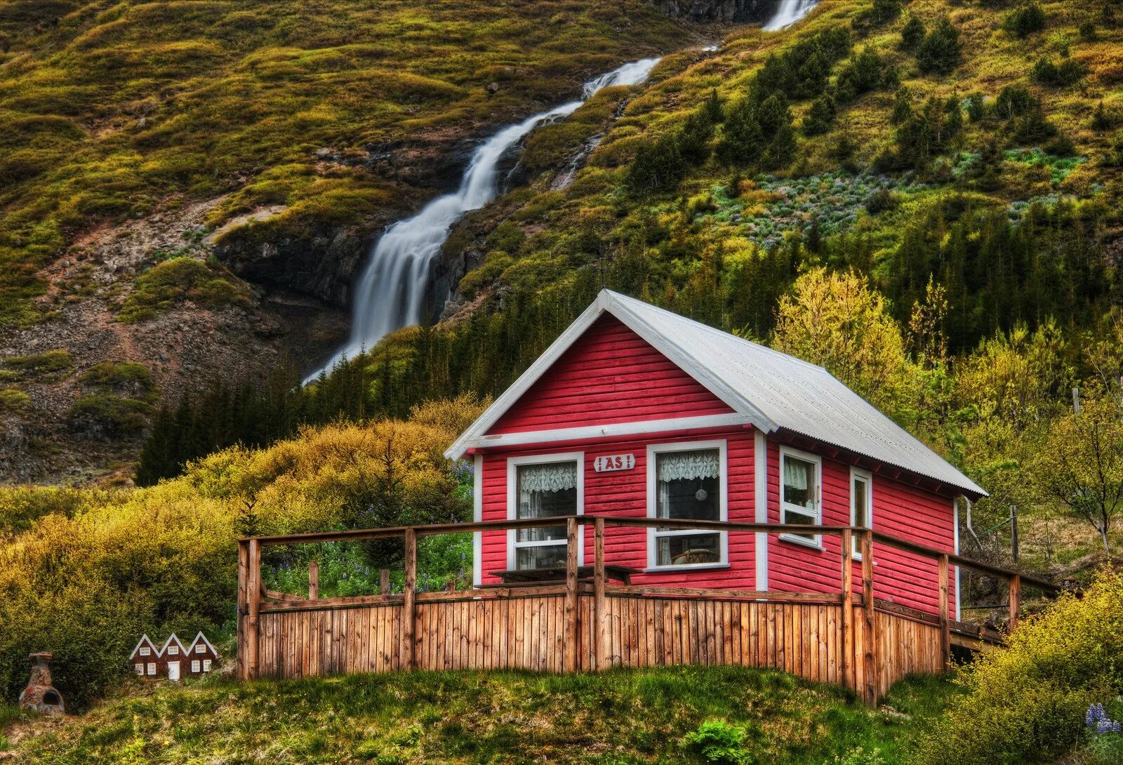 Вдали от дома под. Исландия одинокий домик. Фарерские острова одинокий домик. Домик интроверта Исландия. Уютный домик в горах.