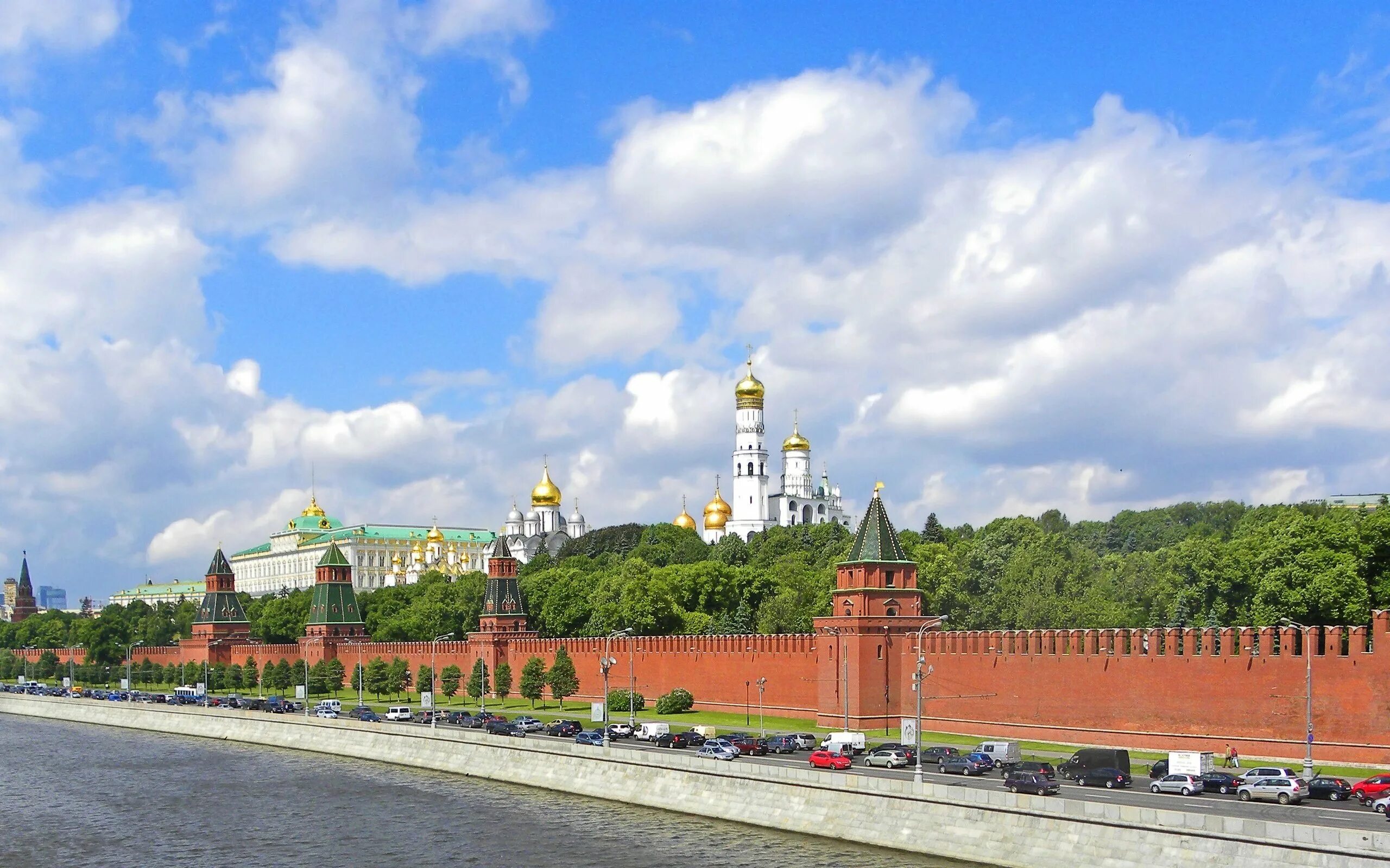 Московский кремль имеет двадцать. Московский Кремль Moscow Kremlin. Москва река панорама. Кремль Москва 2005. Общий вид Кремля Москва.