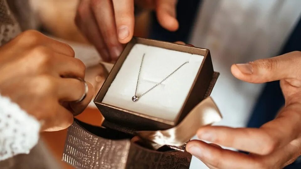 Chopard 2020 red carpet. Ювелирные украшения в подарок. Коробочка для ювелирных украшений. Ювелирные украшения в подарок. Украшения подаренные бывшим.