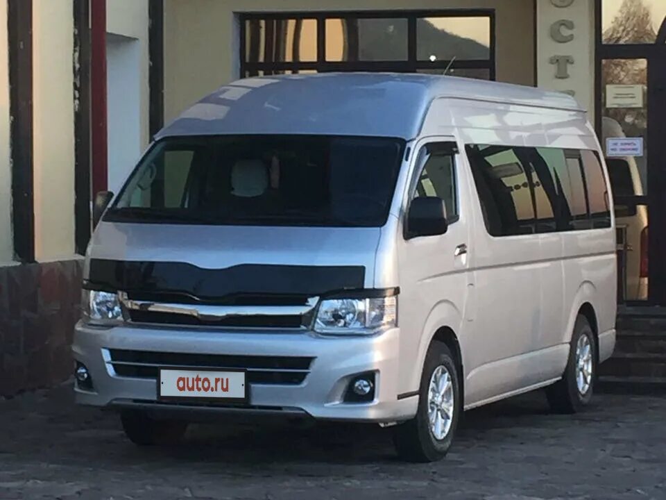 Микра автобус тойота 10 мест. Toyota hiace 2012. Тойота хайс 2012. Toyota hiace 2012. Хайс 2012 года резина.