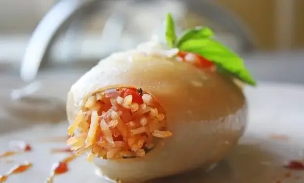 Кальмары фаршированные рисом. Фаршированные кальмары пп. Фаршированный кальмар мишлен. Кальмары фаршированные рисом. Кальмар фаршированный рисом и овощами.