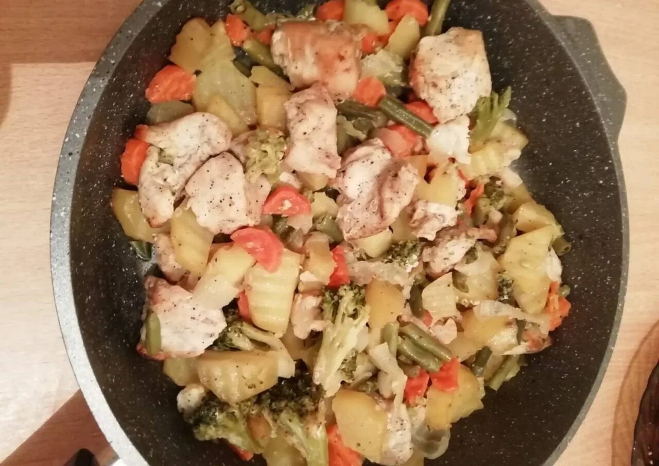 Филе с овощами. Филе курицы с овощами. Куриное филе с овощами в духовке. Овощи с куриным филе в духовке.