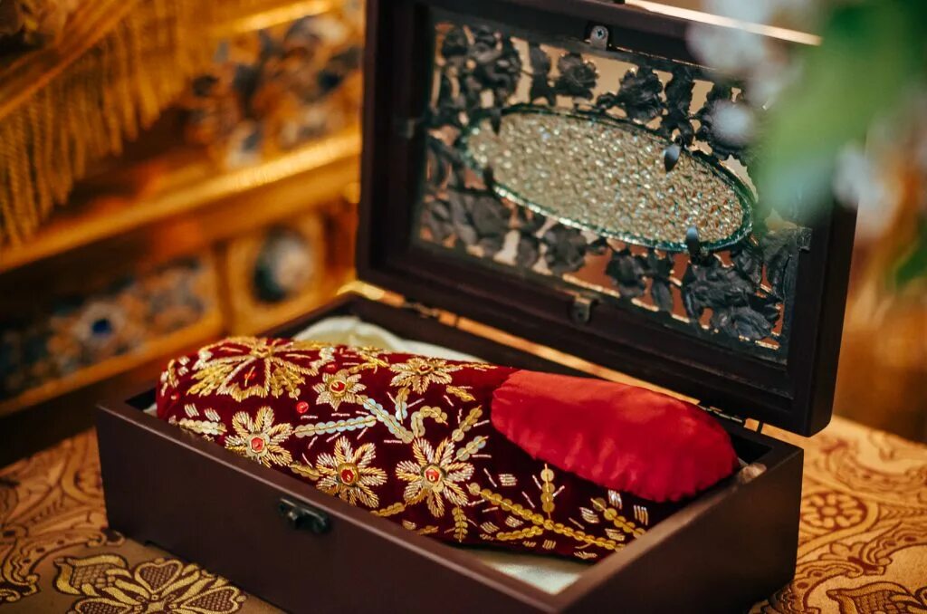 Святитель спиридон тримифунтский мощи тапочки. Серебряный башмачок спиридона тримифунтского. В каком храме башмачок спиридона тримифунтского. Мощи святителя спиридона тримифунтского. Мощи святителя спиридона тримифунтского.