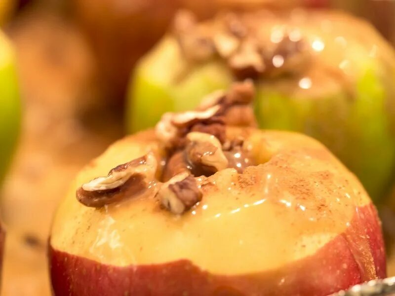 Печеные яблоки. Запеченное яблоко с миндалем. Низкокалорийный десерт из яблок. Печеные яблоки аллергичны?.