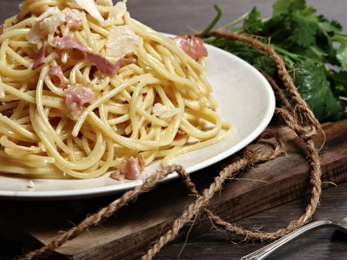 Лапша с беконом и сыром. Паста карбонара. лапша карбонара. паста карбонара италия. макароны карбонара с беконом.