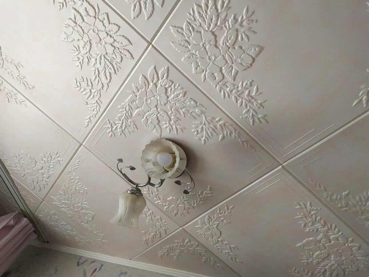 Красивые потолочные плиты. Чем можно покрасить потолочный пенопласт. Потолочная плитка из пенополистирола. Краска для пенопластовых потолков. Потолочная плитка.