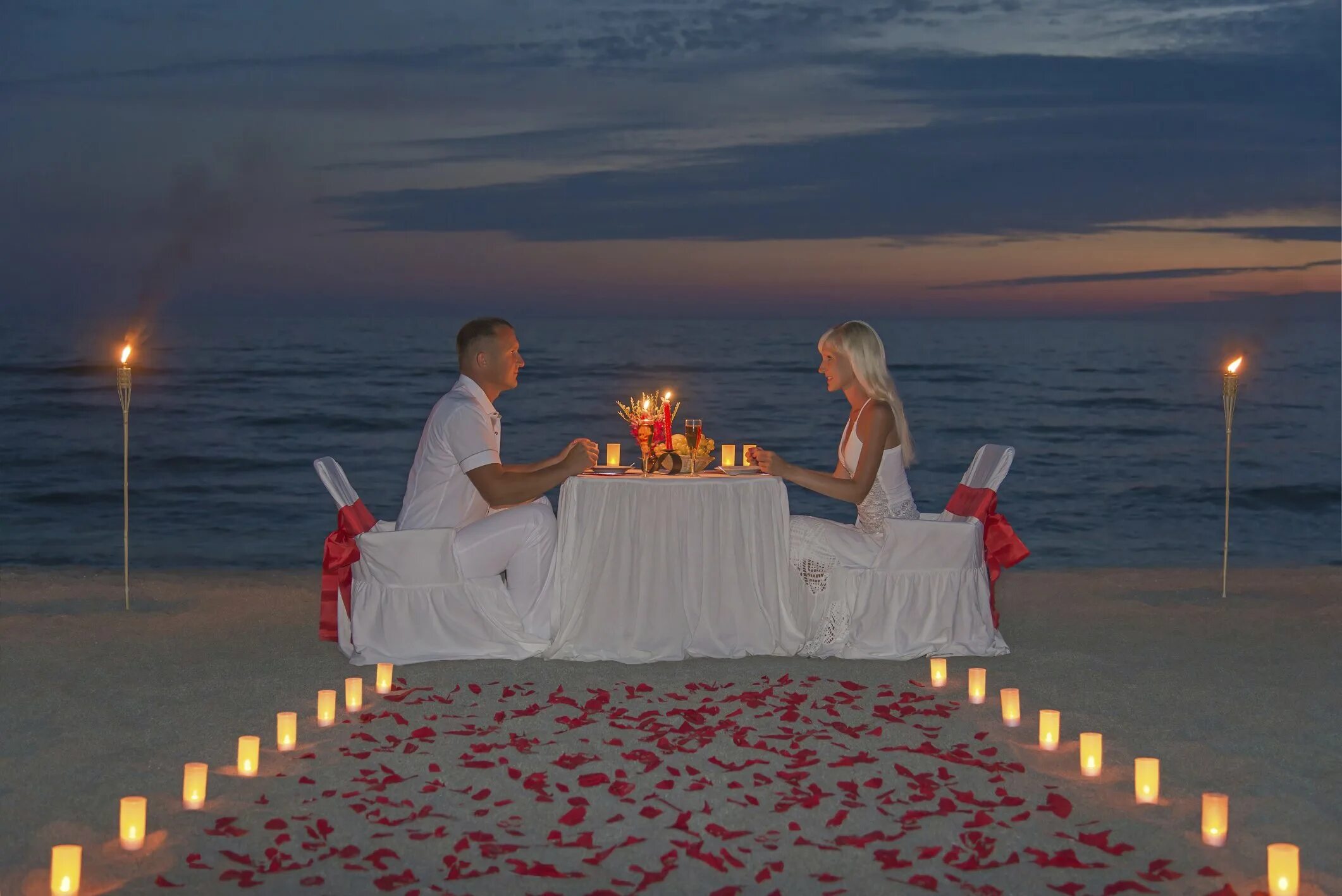 Романтические места. Романтический ужин. Романтический вечер на берегу моря. Романтическое свидание. Самый большой романтик