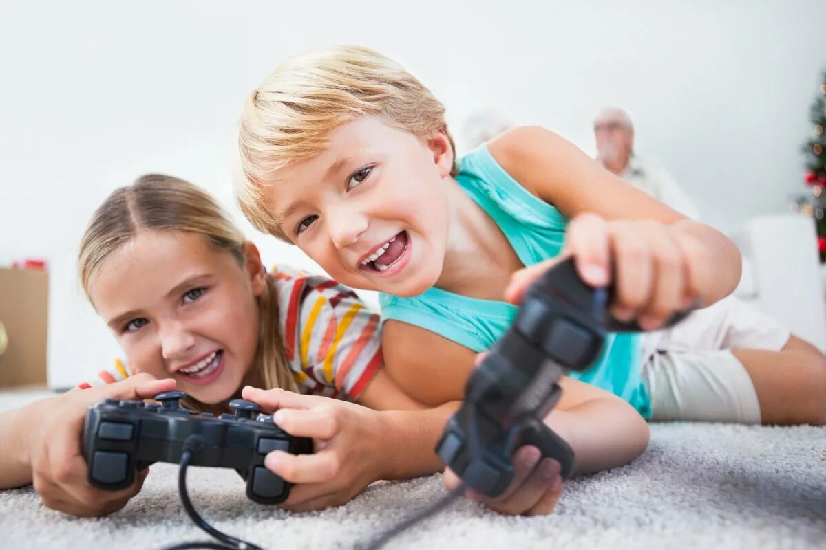 Play with me this game. Дети играющие в Видеоигры. Игры для детей. Дети играющие в приставку. Ребенок играющий в компьютерную игру.