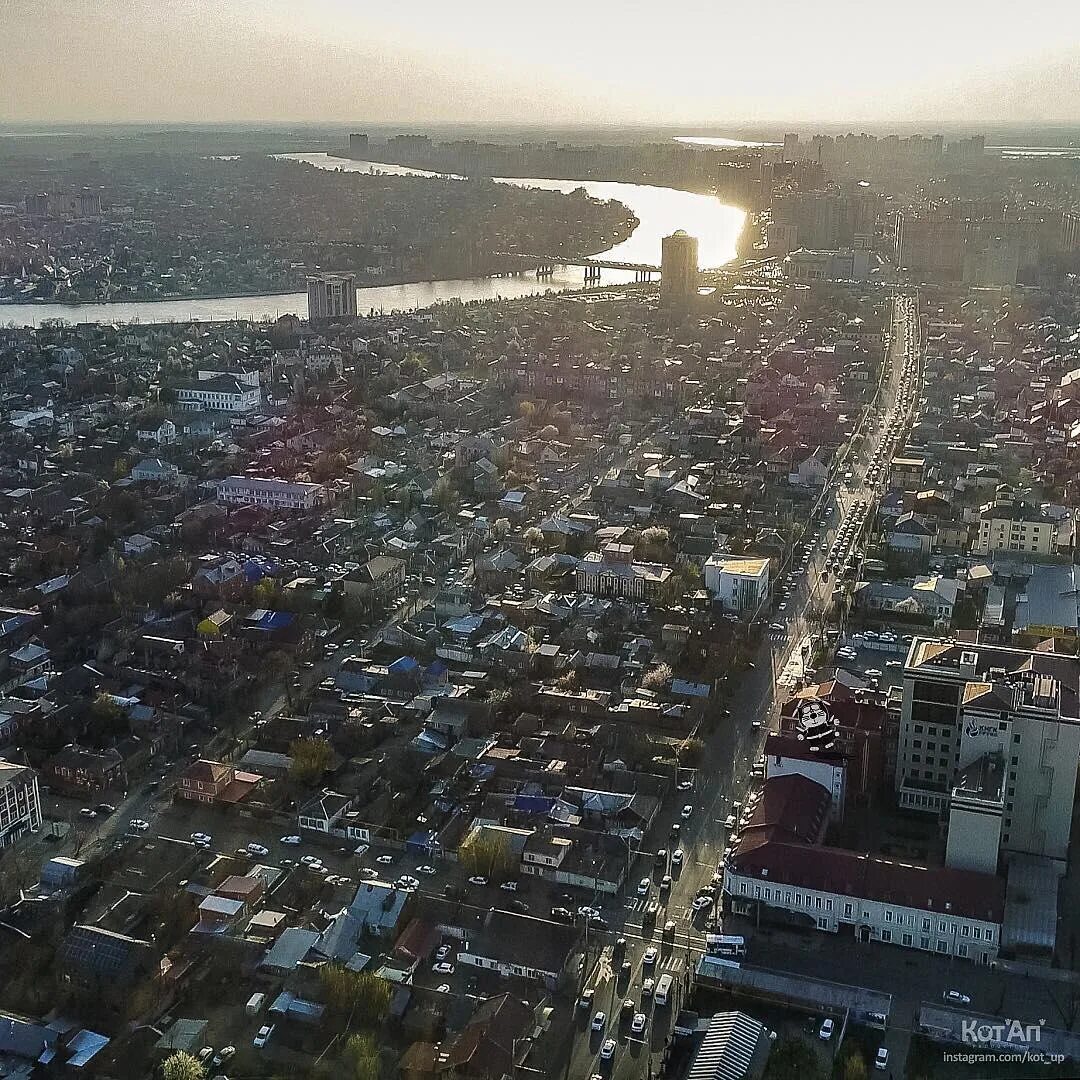 краснодар с воздуха. химтрейлы над москвой 2020. краснодар с высоты. краснодар что летает. небо над краснодаром 11-12 мая.