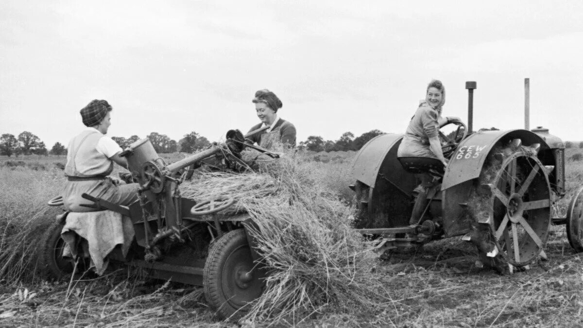 На 1 тракторе работали 60. Трактористки в годы войны 1941-1945. Женщины трактористки в годы Великой Отечественной войны 1941-1945. Сельское хозяйство труженицы тыла в годы Великой Отечественной войны. Сельское хозяйство Урала ВОВ.