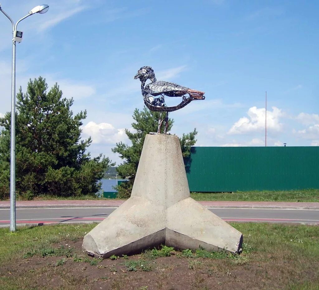 Bird челны. Набережные Челны парк Прибрежный скульптура Чайка. Памятник Владимиру Высоцкому Набережные Челны. Статуи Набережные Челны. Набережные Челны скульптуры.