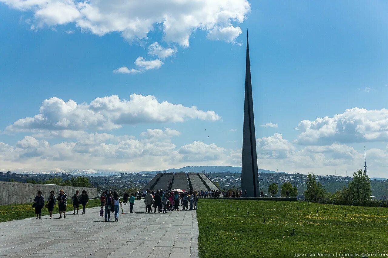 Мемориал геноцид ереван. Мемориал цицернакаберд армения. Мемориальный комплекс цицернакаберд. Мемориальный комплекс цицернакаберд в ереване. Мемориальный комплекс цицернакаберд.