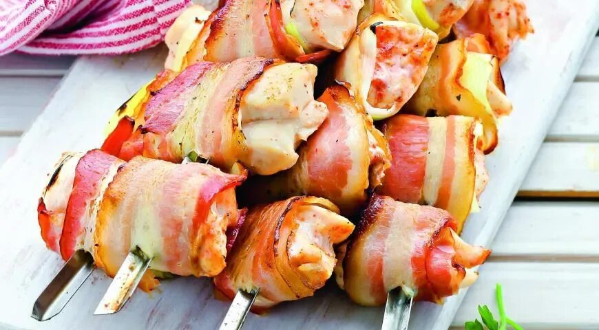 Курица на шпажках с беконом. Куриное филе с беконом на шпажках. куриное филе в беконе. шашлык с беконом. курица в беконе на мангале.
