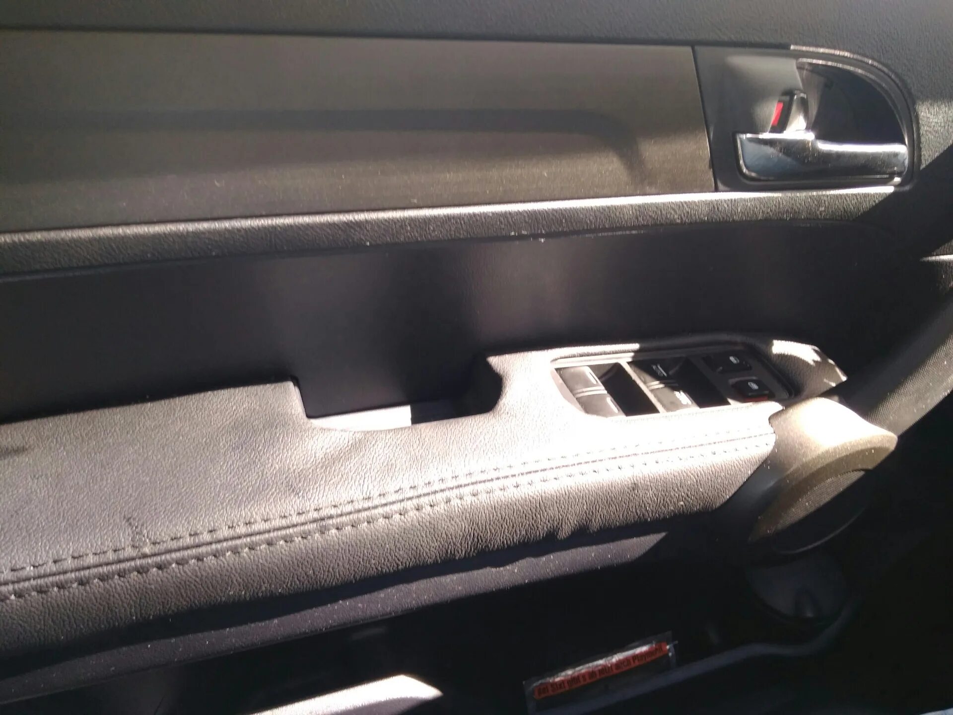 Подлокотник передней левой двери Honda CRV 3. Подлокотник Хонда СРВ 3. Подлокотники обшивка двери Хонда CR-V 3. Honda CR-V перетяжка подлокотников.