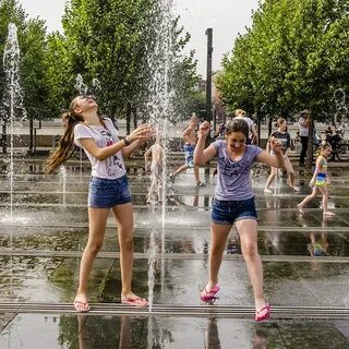 Купание в фонтане