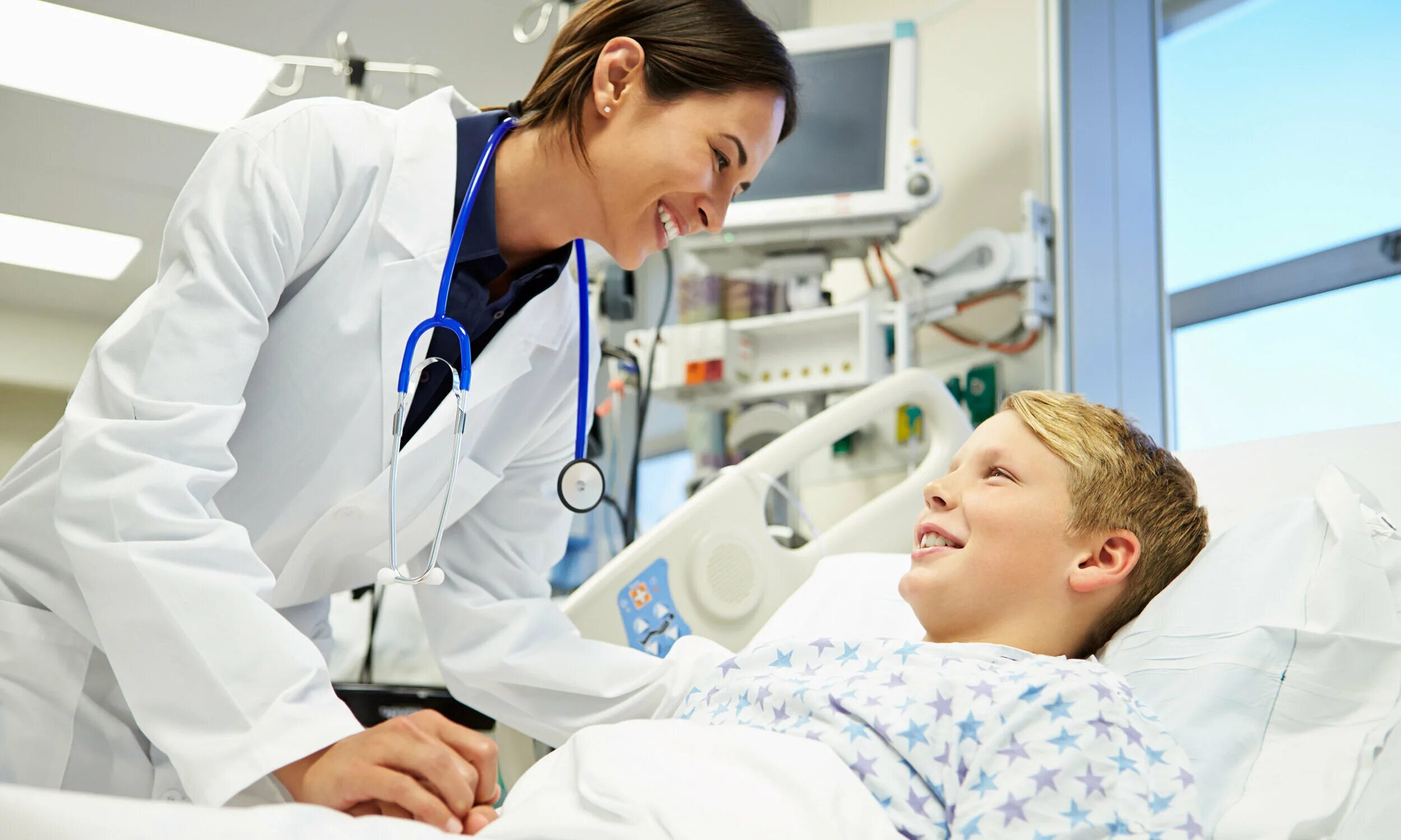 Прием инфекциониста. Мальчик и женщина врач. Patient Kids with Doctor. Фото фото женщина врач у мальчика дома.