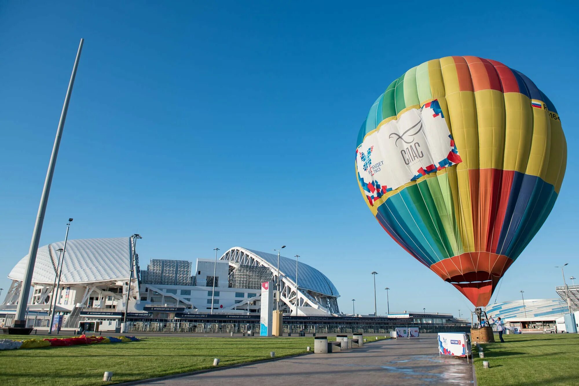 Полет на шаре сочи. Аэроклуб Сочи воздушный шар. Фестиваль шаров в Сочи. Парк воздушных шаров. Полет на воздушном шаре в Олимпийском парке.