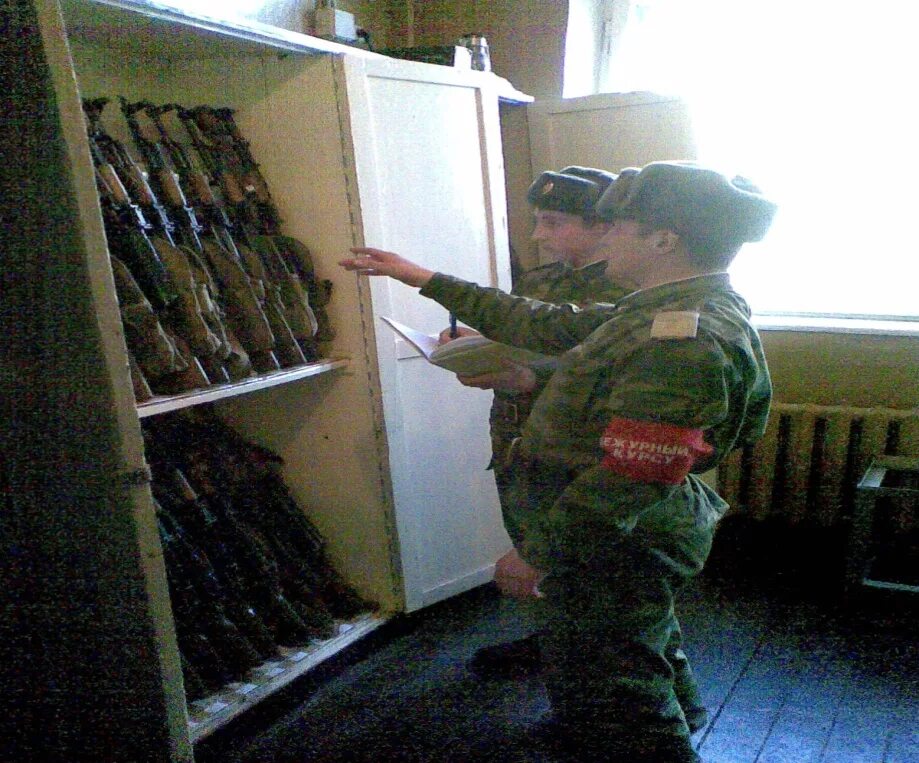 Выдача и хранение табельного оружия. Комната хранения оружия. оружейная комната в армии. комната для хранения оружия в армии. оружейная комната в казарме.