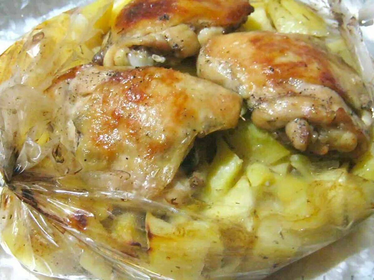Курица с картошкой в рукаве. Курица в духовке. Курица с картофелем в рукаве. Курица с картошкой в духовке.